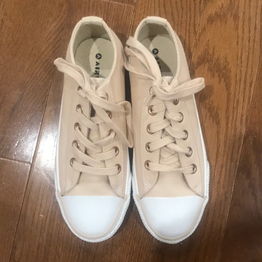 NEVER WORN AIR WALK 6 1/2 WOMENS